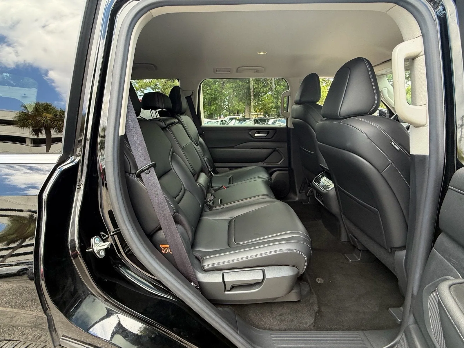 2026 Nissan Armada SV photo 17