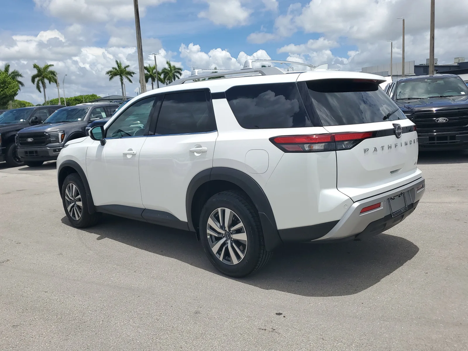 2025 Nissan Pathfinder SL photo 7