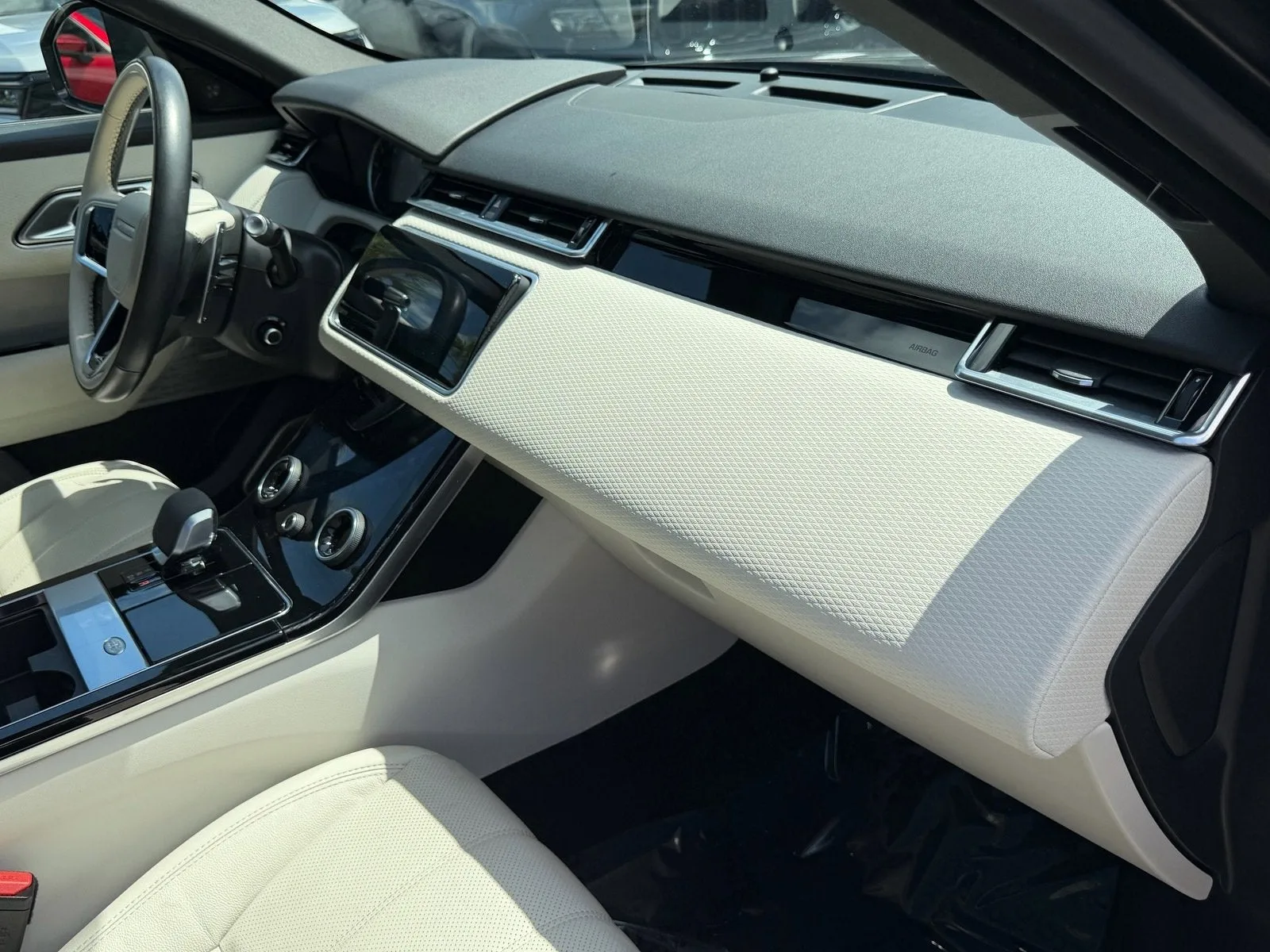 2022 Land Rover Range Rover Velar R-Dynamic S photo 18