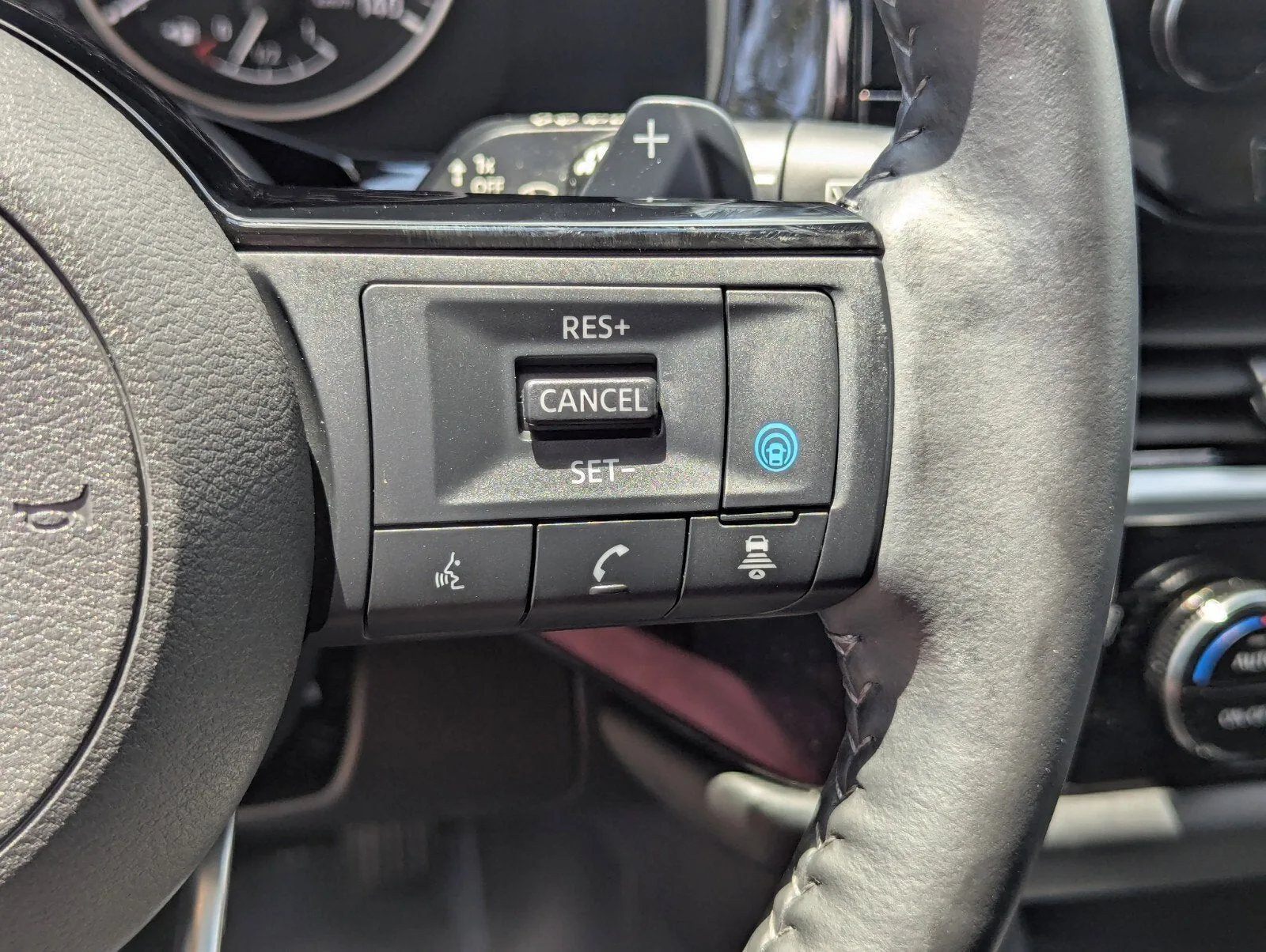 2025 Nissan Pathfinder SL photo 29