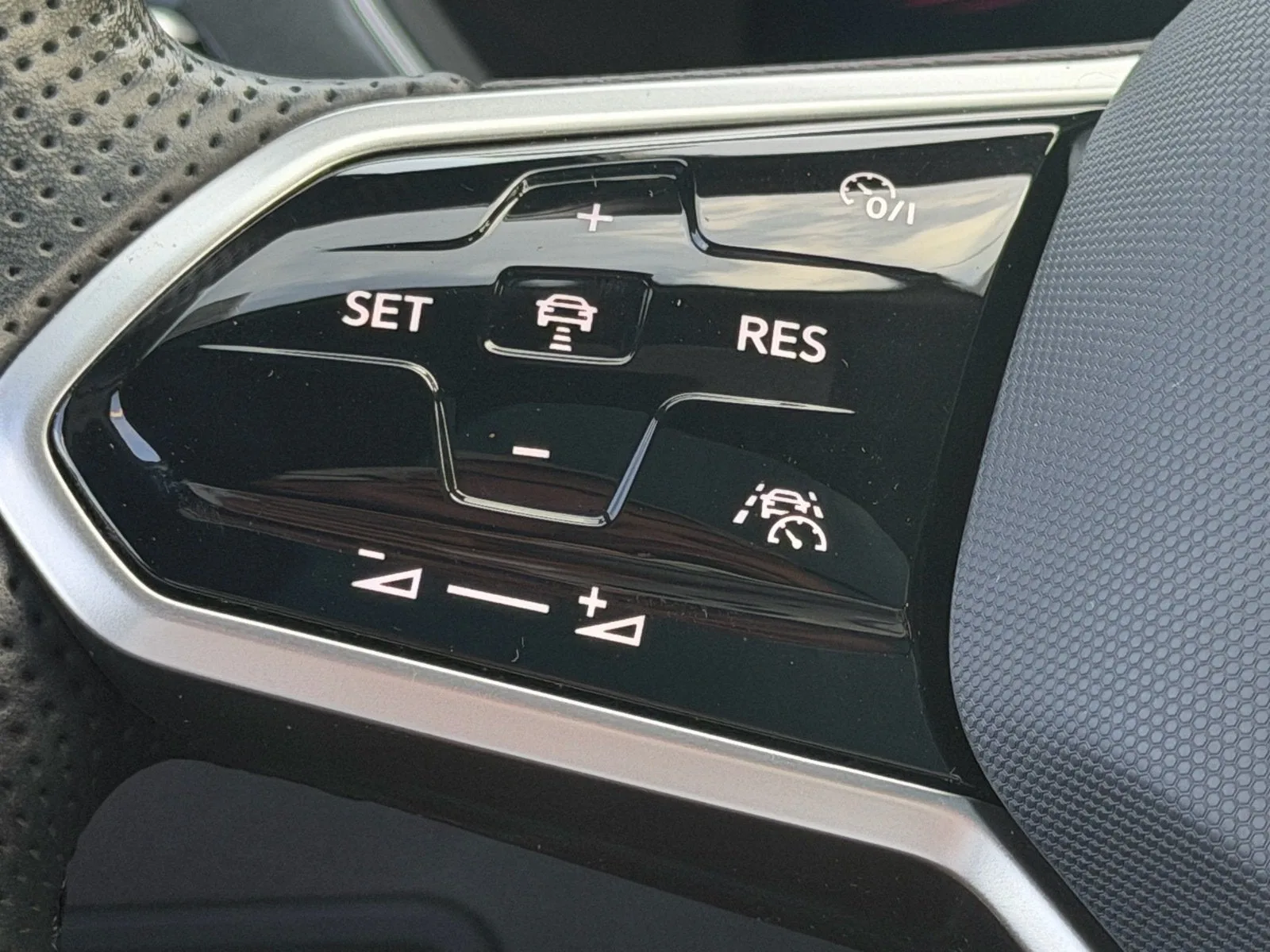 2022 Volkswagen Tiguan SE R-Line Black photo 32