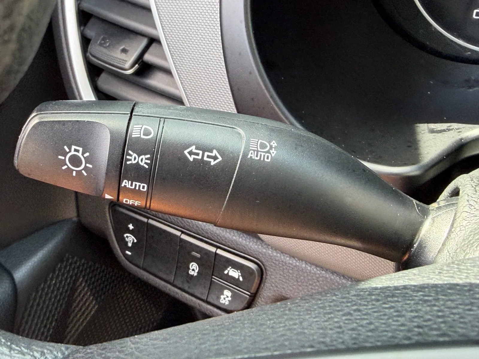 2022 Kia Seltos LX photo 28