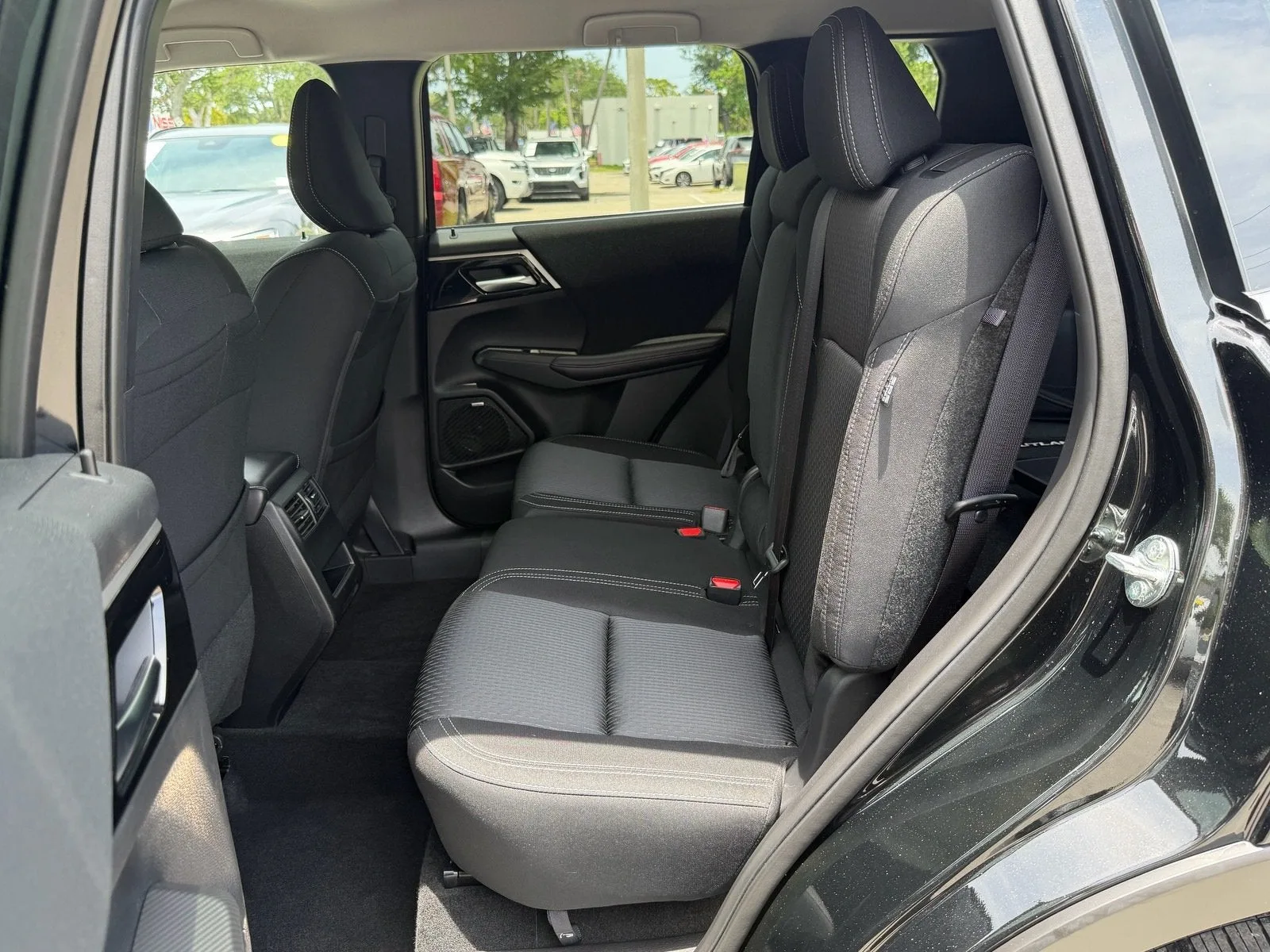 2025 Mitsubishi Outlander ES photo 13