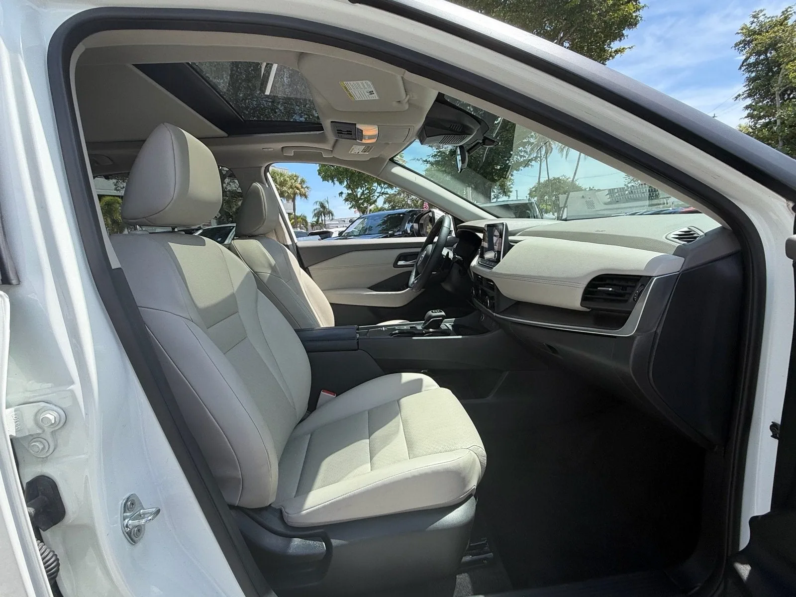 2023 Nissan Rogue SV photo 18