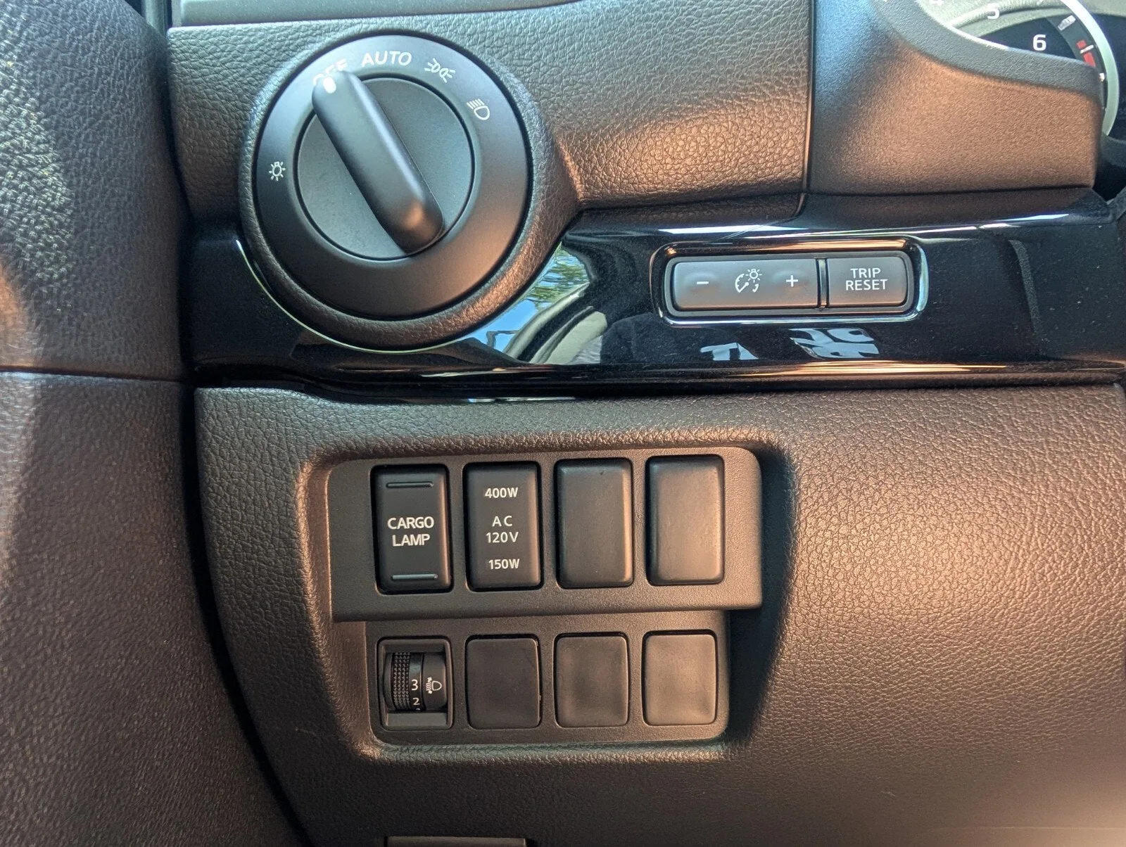 2024 Nissan Titan Crew Cab SV photo 30