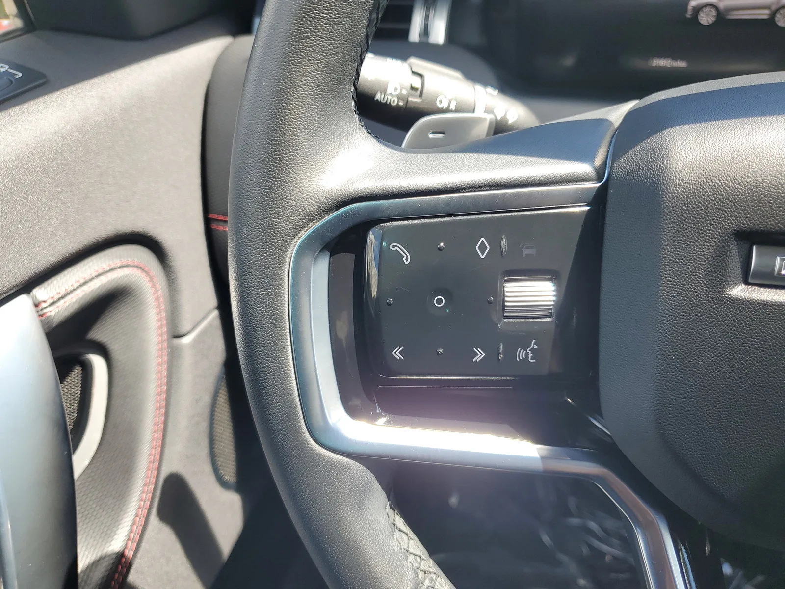 2023 Land Rover Discovery Sport SE R-Dynamic photo 18