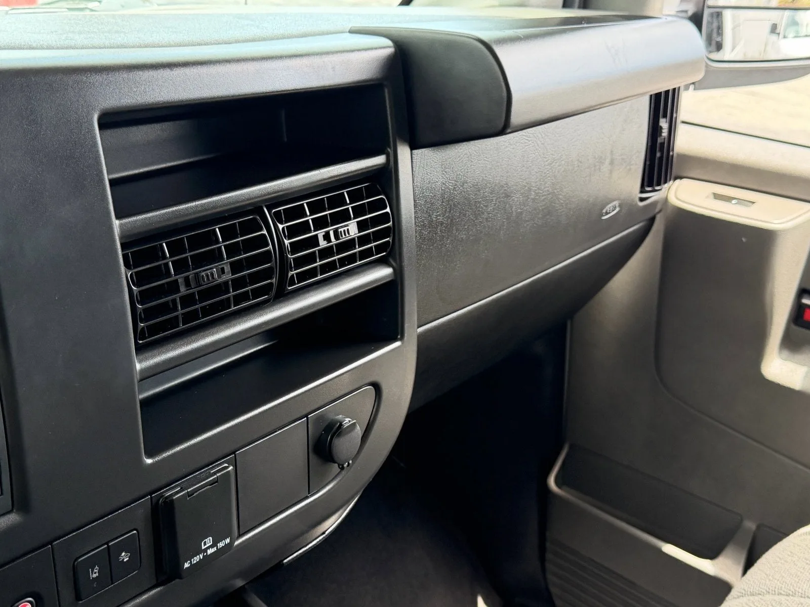 2025 Chevrolet Express Passenger LT photo 21