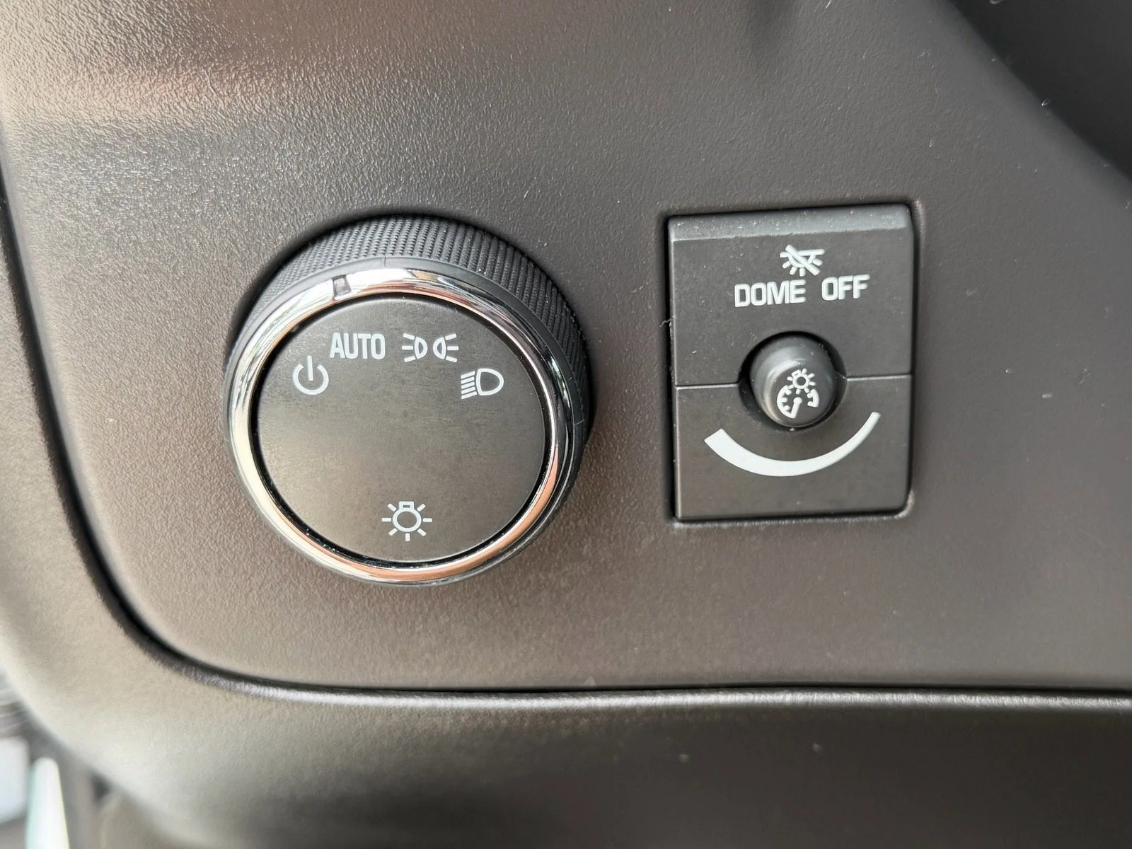 2025 Chevrolet Express Passenger LT photo 28