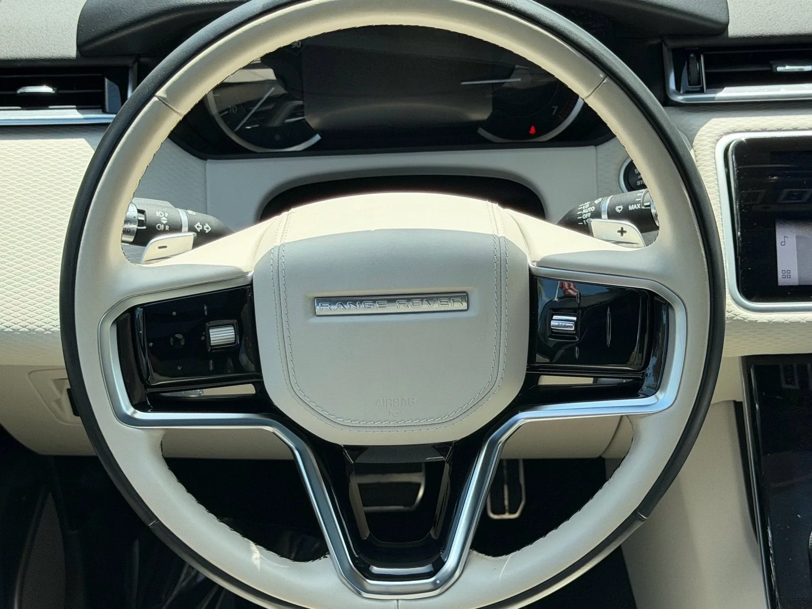 2022 Land Rover Range Rover Velar R-Dynamic S photo 14
