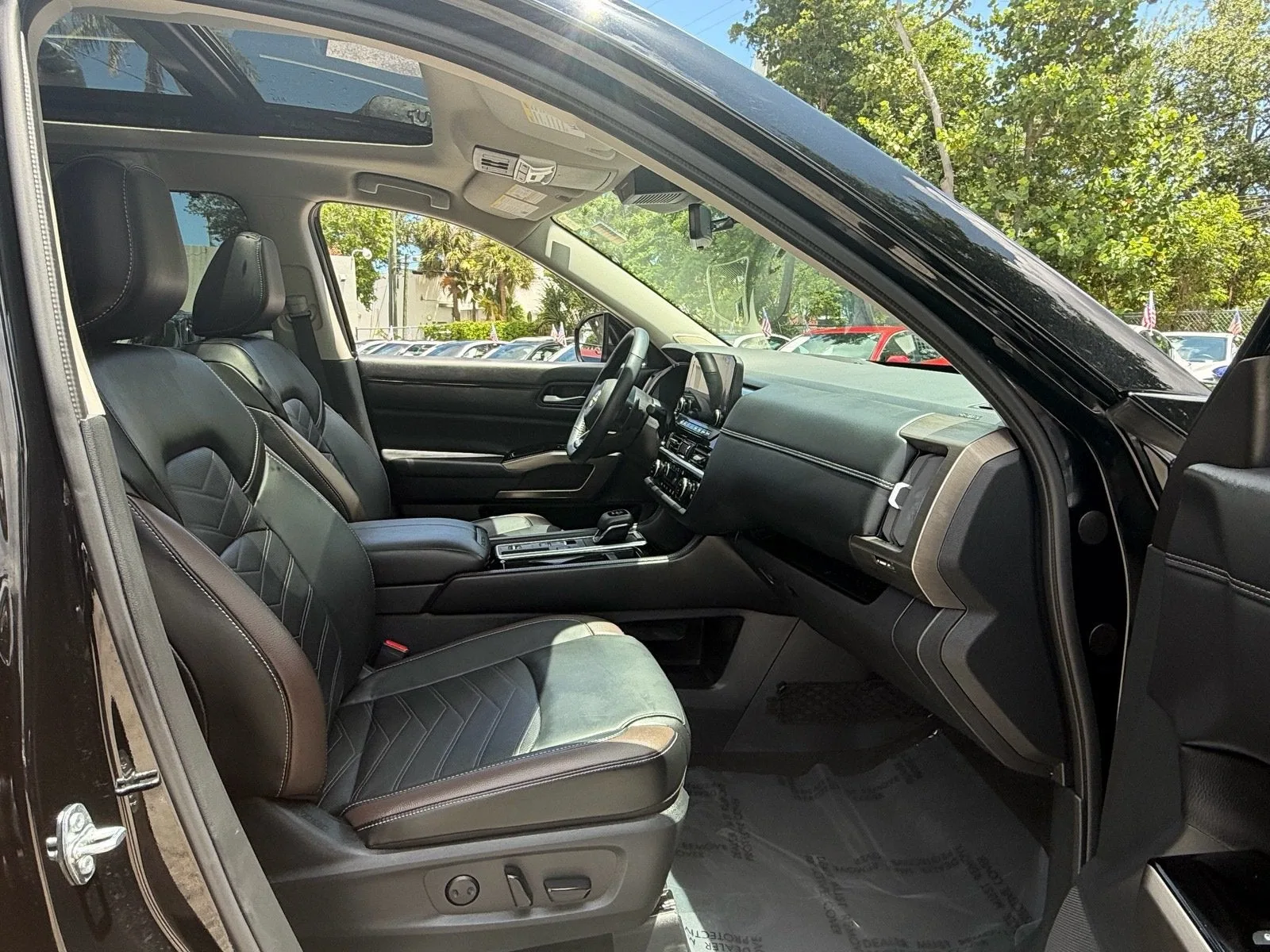 2025 Nissan Pathfinder Platinum photo 19