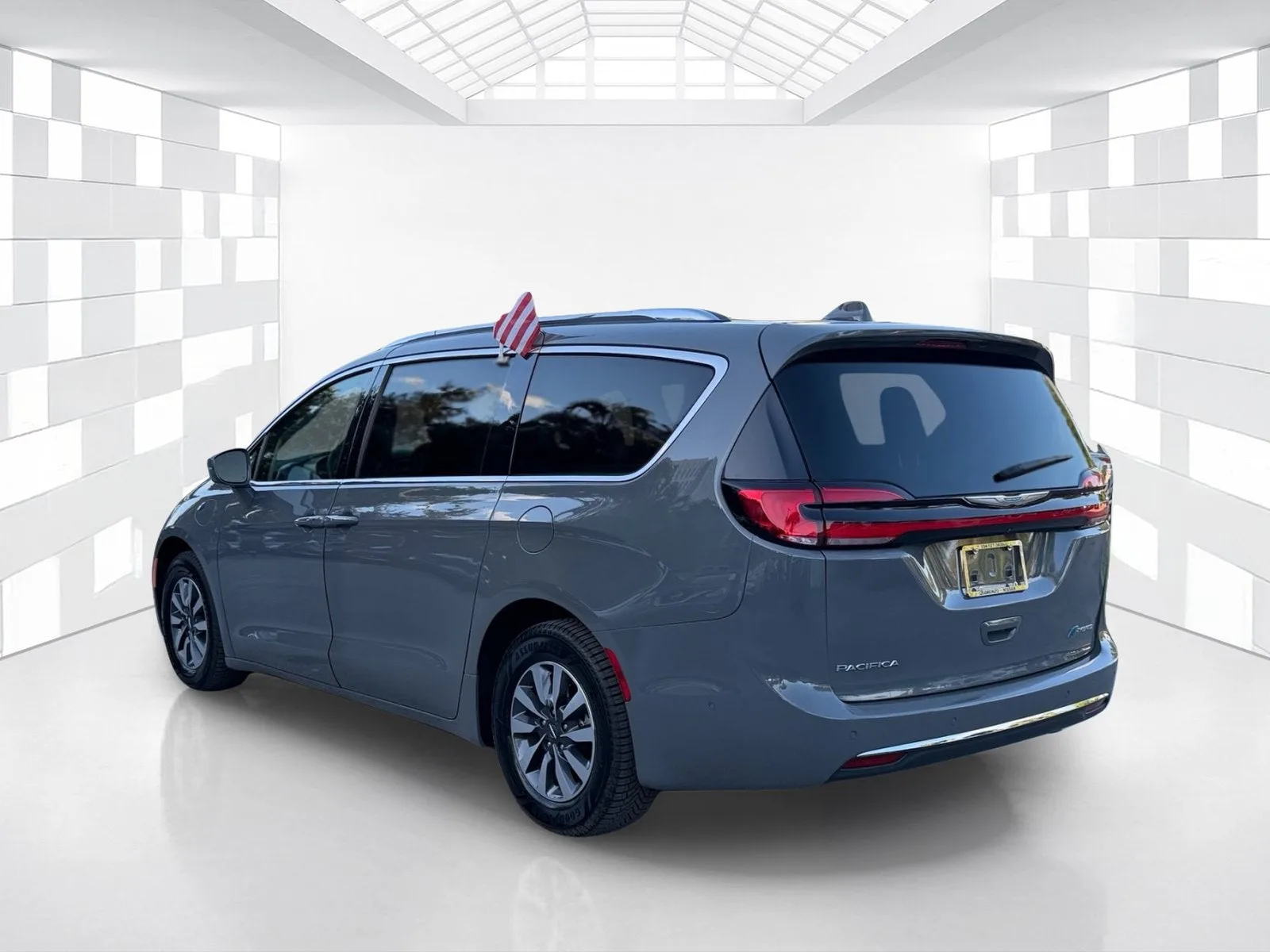 2021 Chrysler Pacifica Hybrid Touring L photo 5