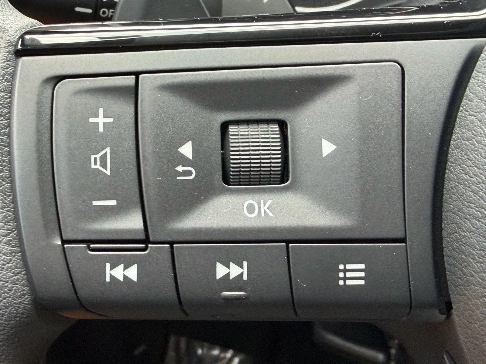 2023 Nissan Rogue SV photo 25