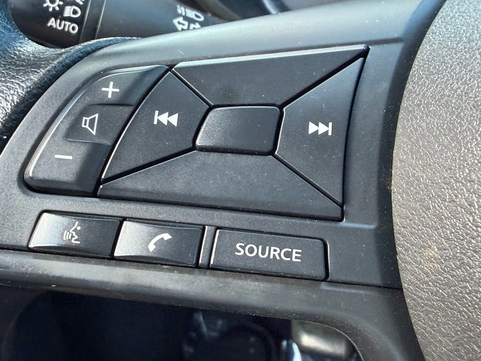 2025 Nissan Versa S photo 28