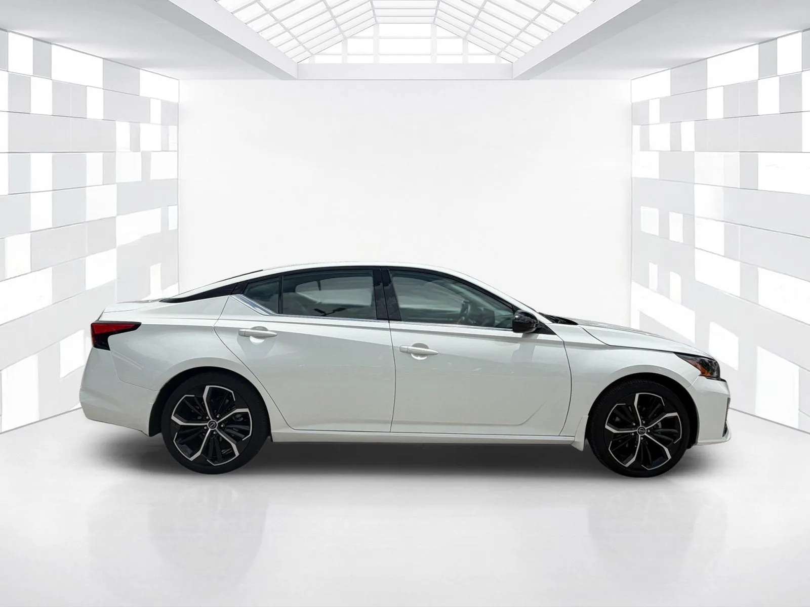 2025 Nissan Altima SR photo 8