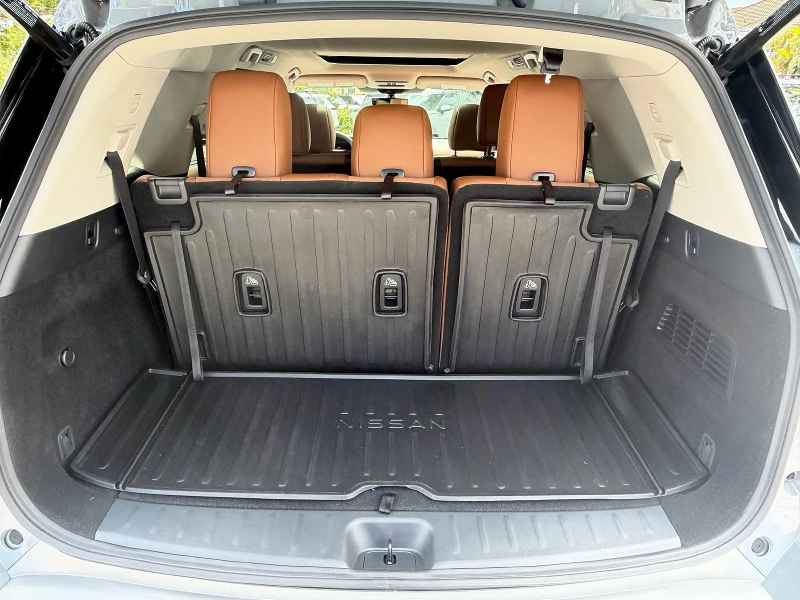 2025 Nissan Pathfinder Platinum photo 16