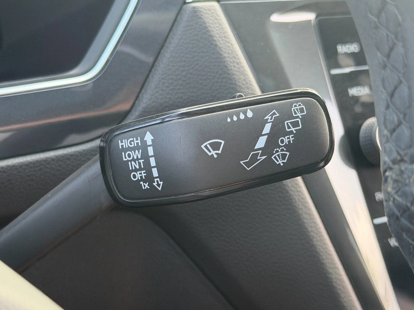 2022 Volkswagen Tiguan SE R-Line Black photo 33