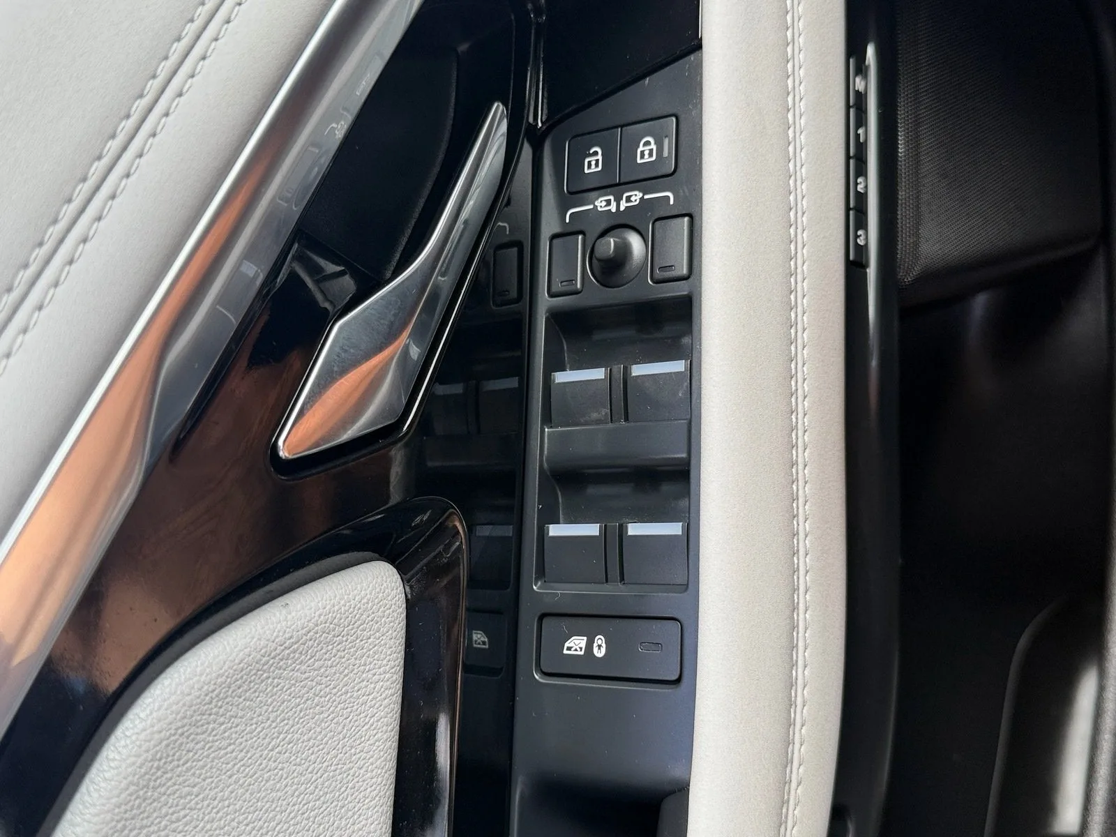 2023 Land Rover Range Rover Evoque R-Dynamic SE photo 36