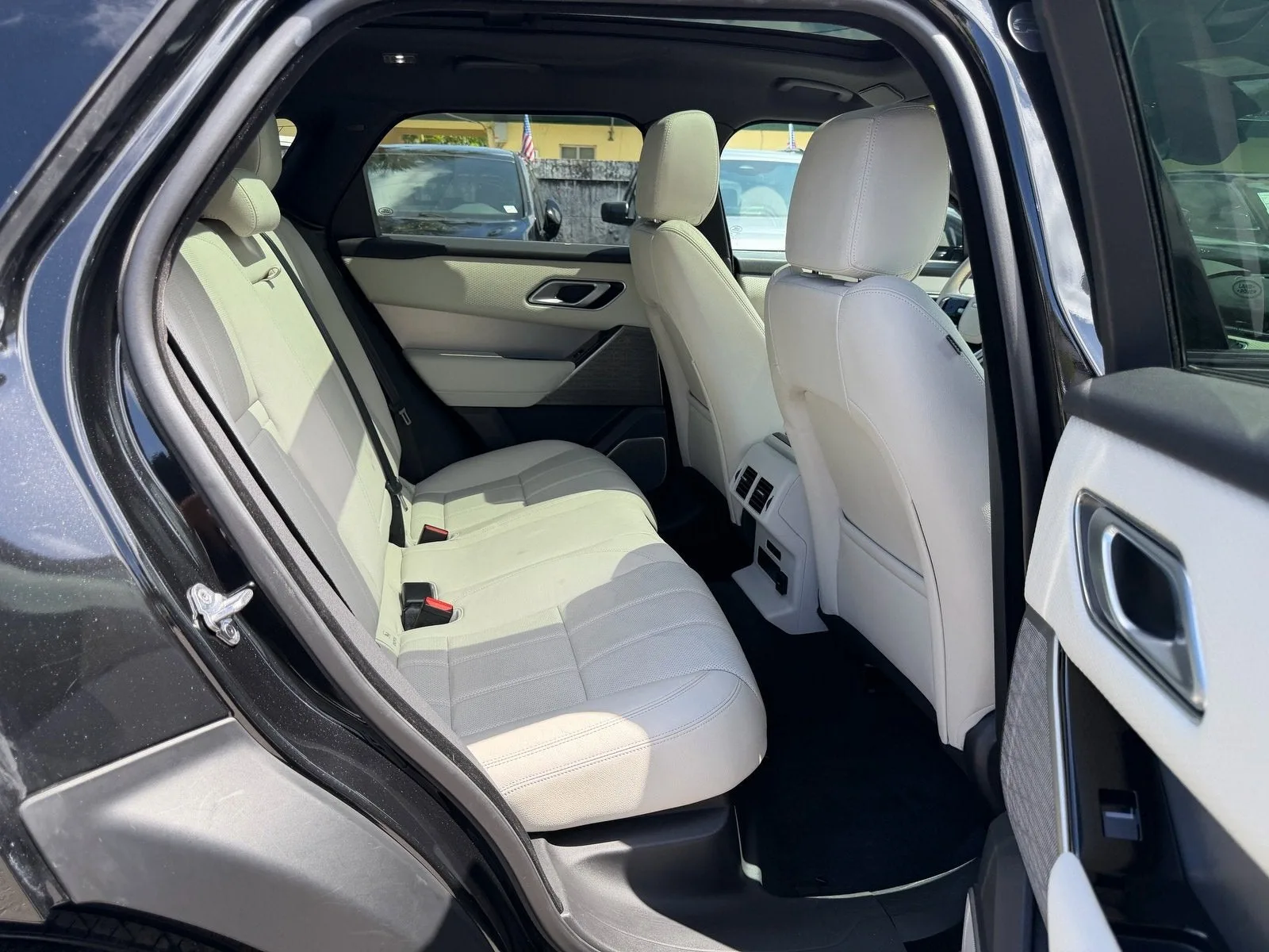 2022 Land Rover Range Rover Velar R-Dynamic S photo 17