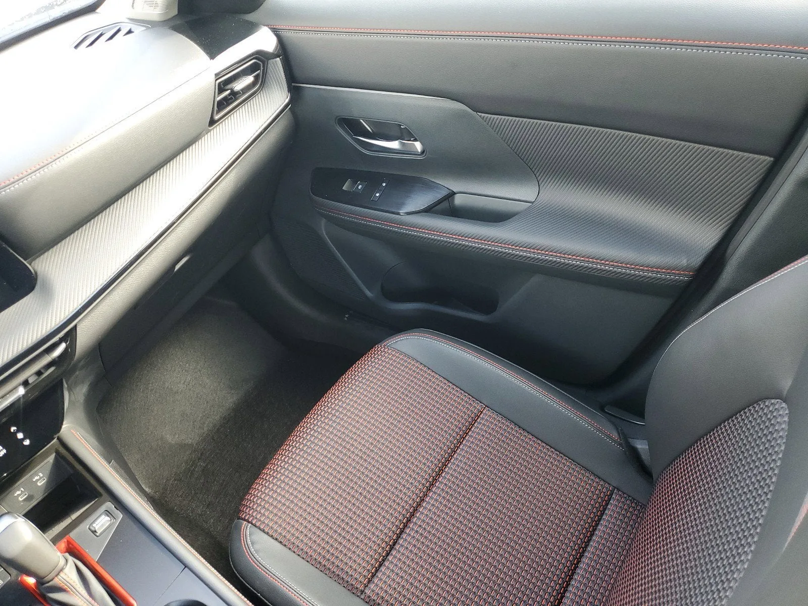 2025 Nissan Kicks SR photo 11