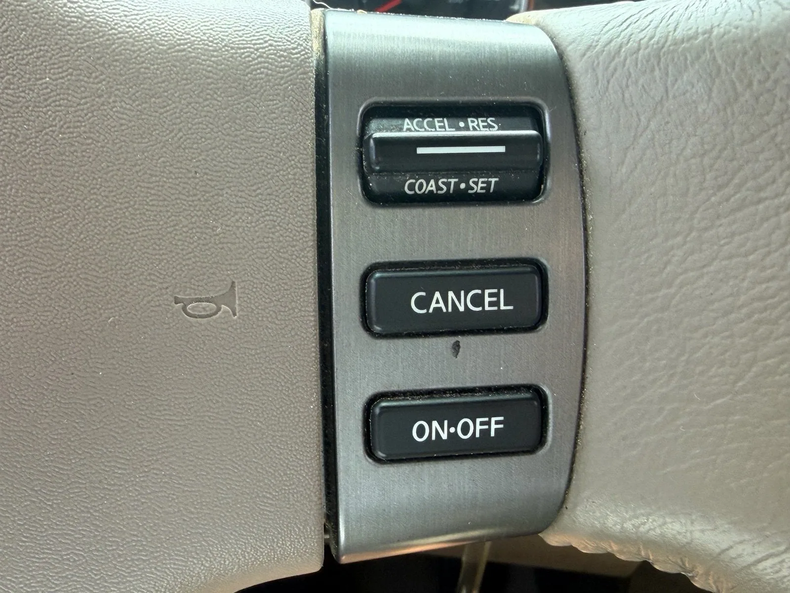 2011 Nissan Titan SV photo 25