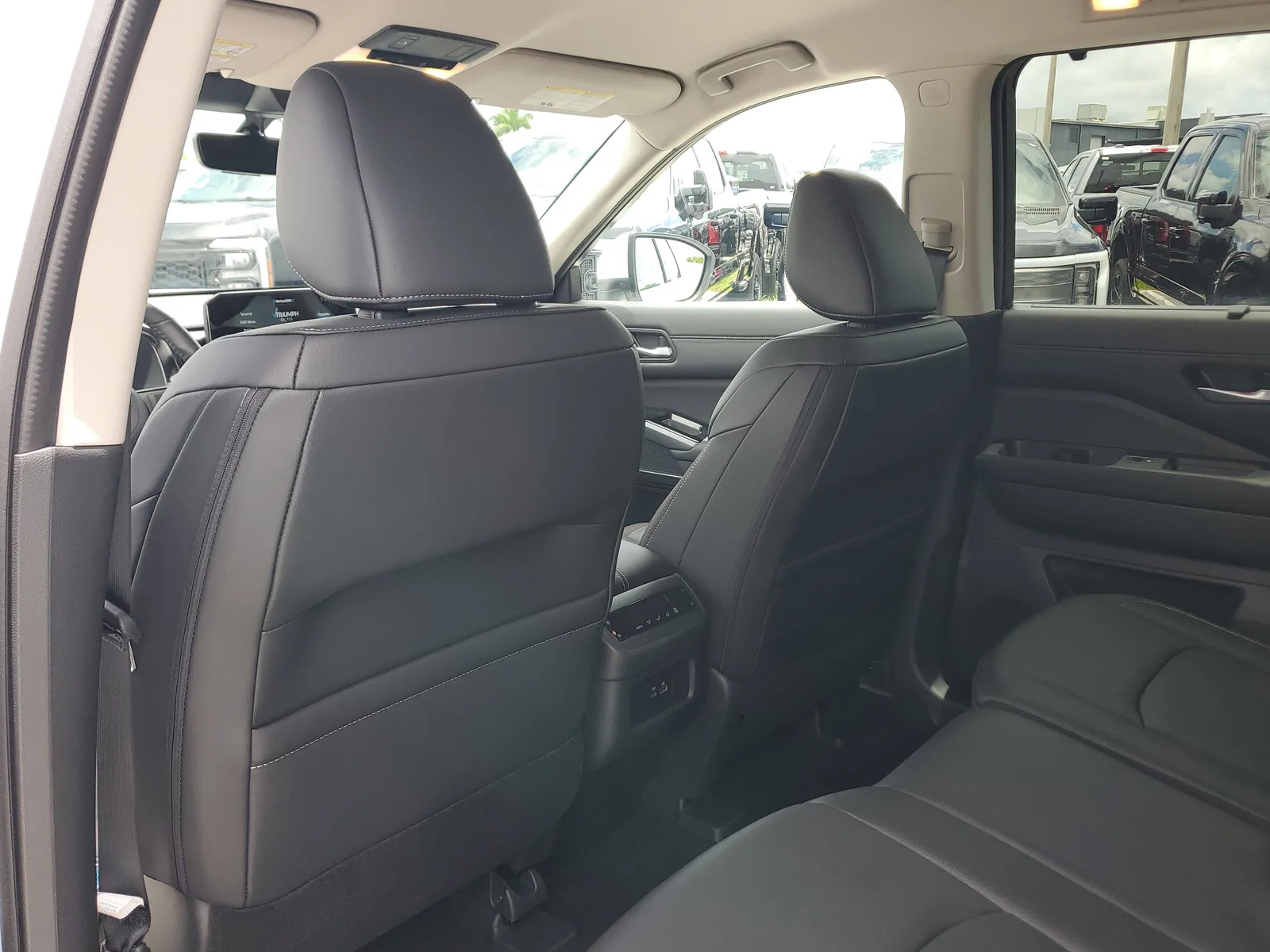 2025 Nissan Pathfinder SL photo 14