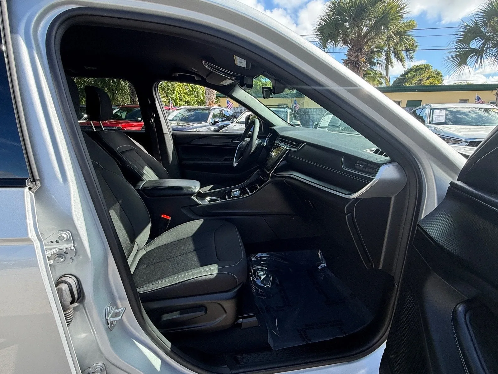 2025 Jeep Grand Cherokee Laredo photo 17