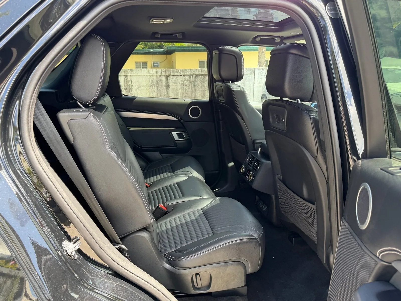 2024 Land Rover Discovery Dynamic SE photo 16