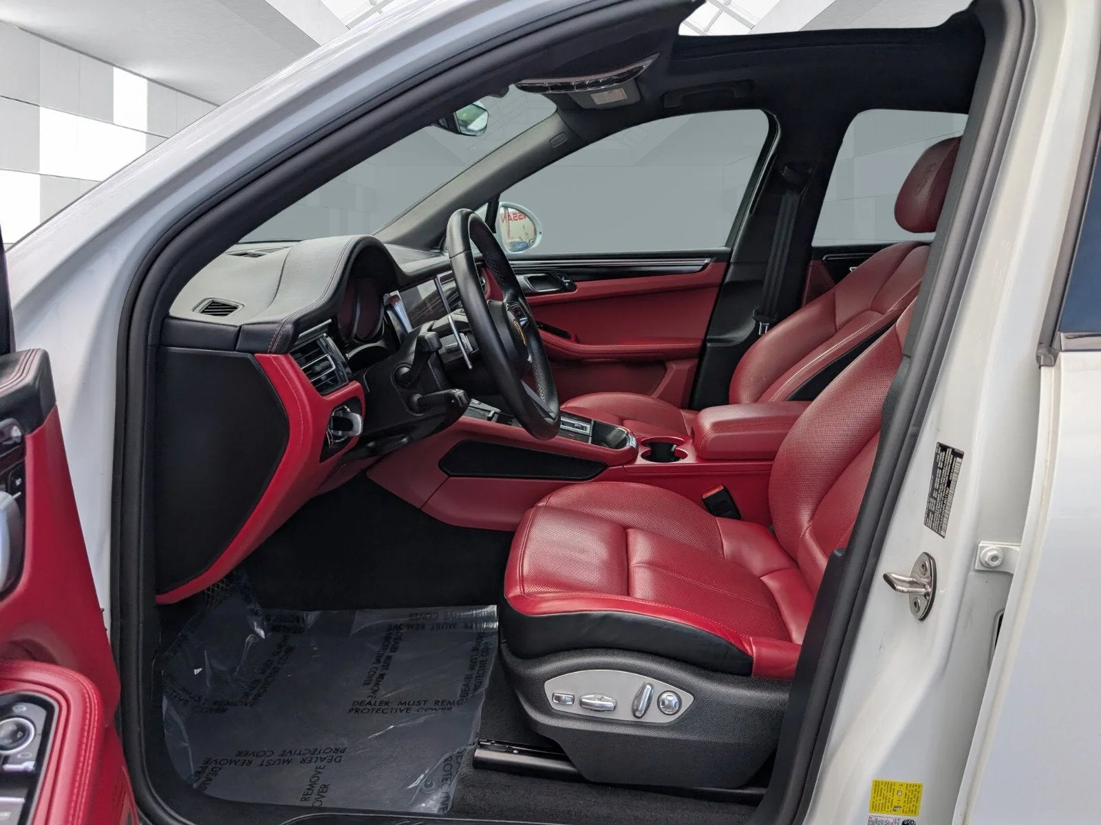 2023 Porsche Macan T photo 5