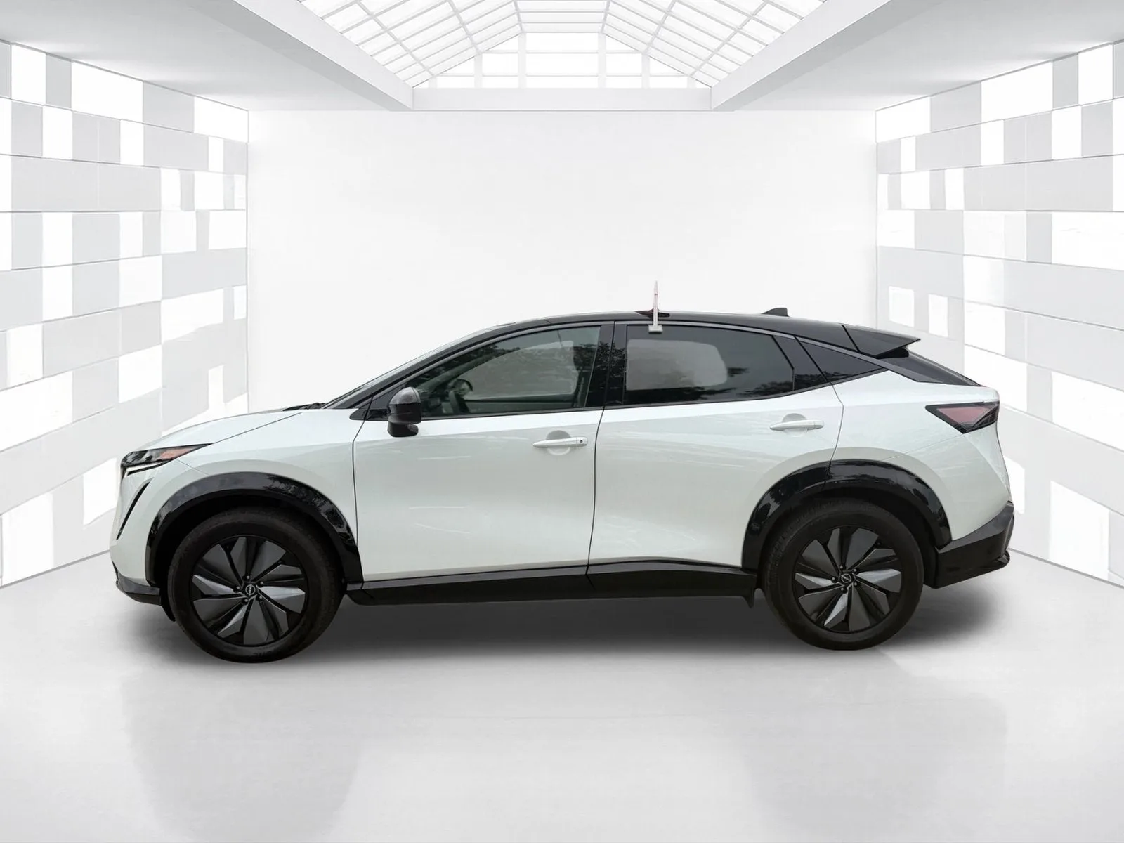 2025 Nissan ARIYA ENGAGE photo 4