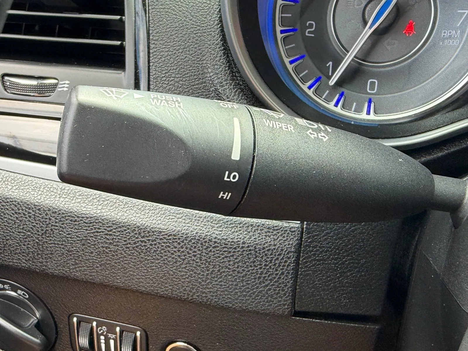2023 Chrysler 300 Touring photo 31