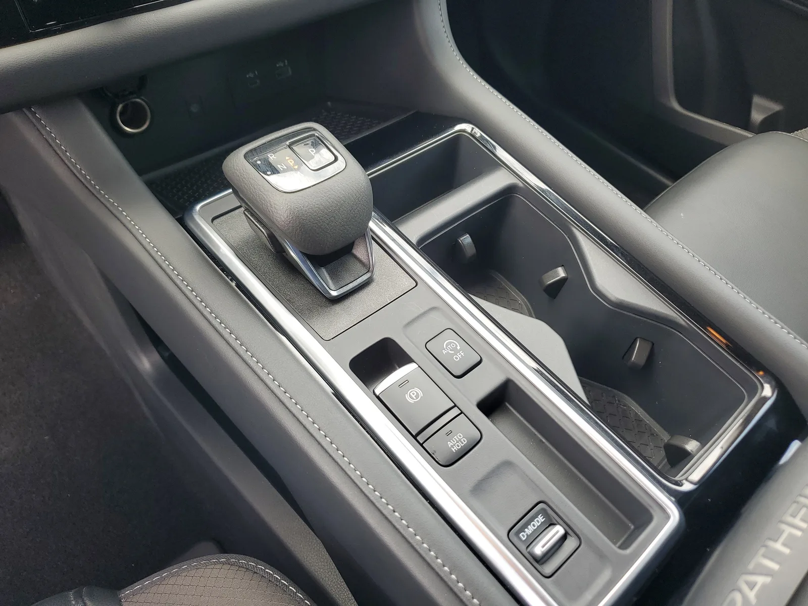 2025 Nissan Pathfinder SL photo 28