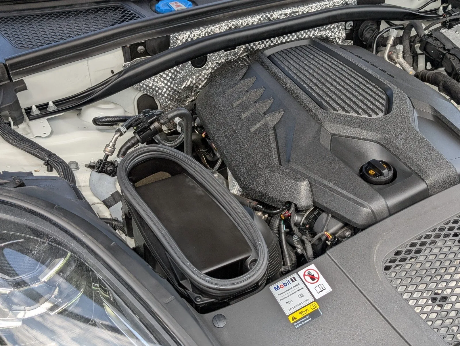 2023 Porsche Macan T photo 25