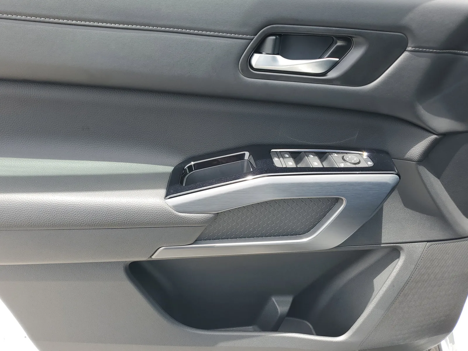2025 Nissan Pathfinder SL photo 29