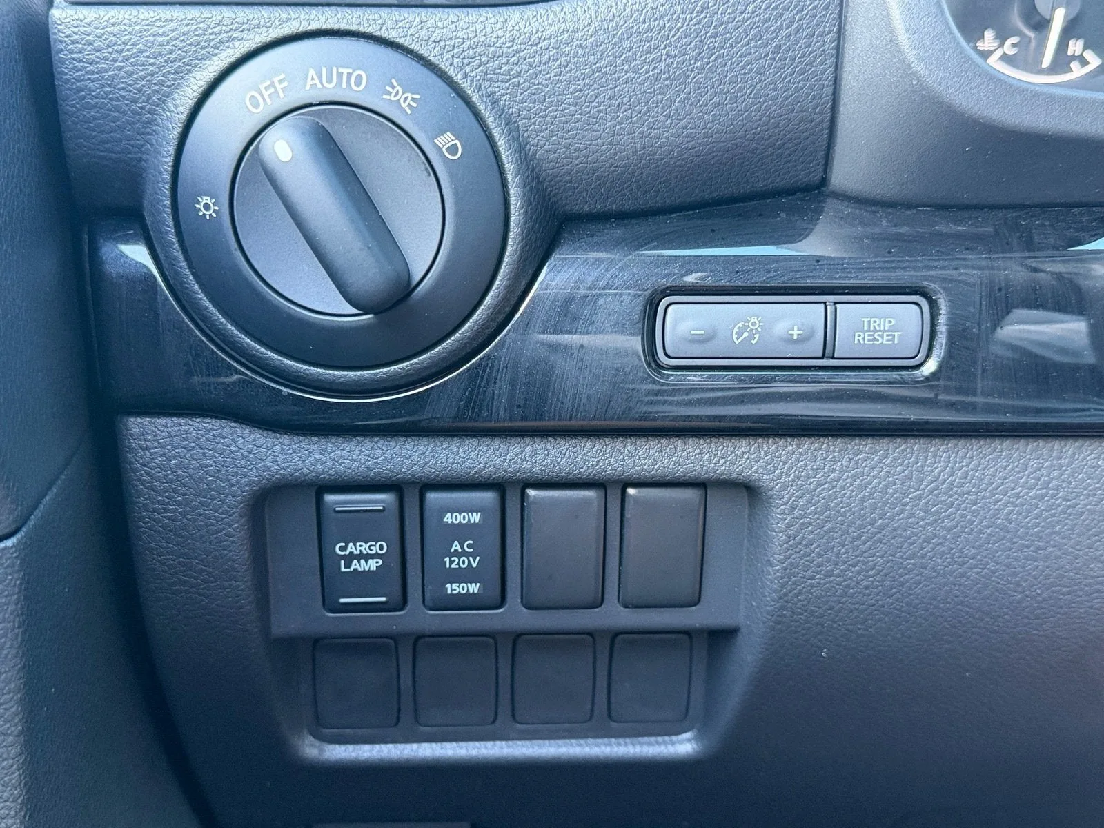 2024 Nissan Titan XD Crew Cab SV photo 35