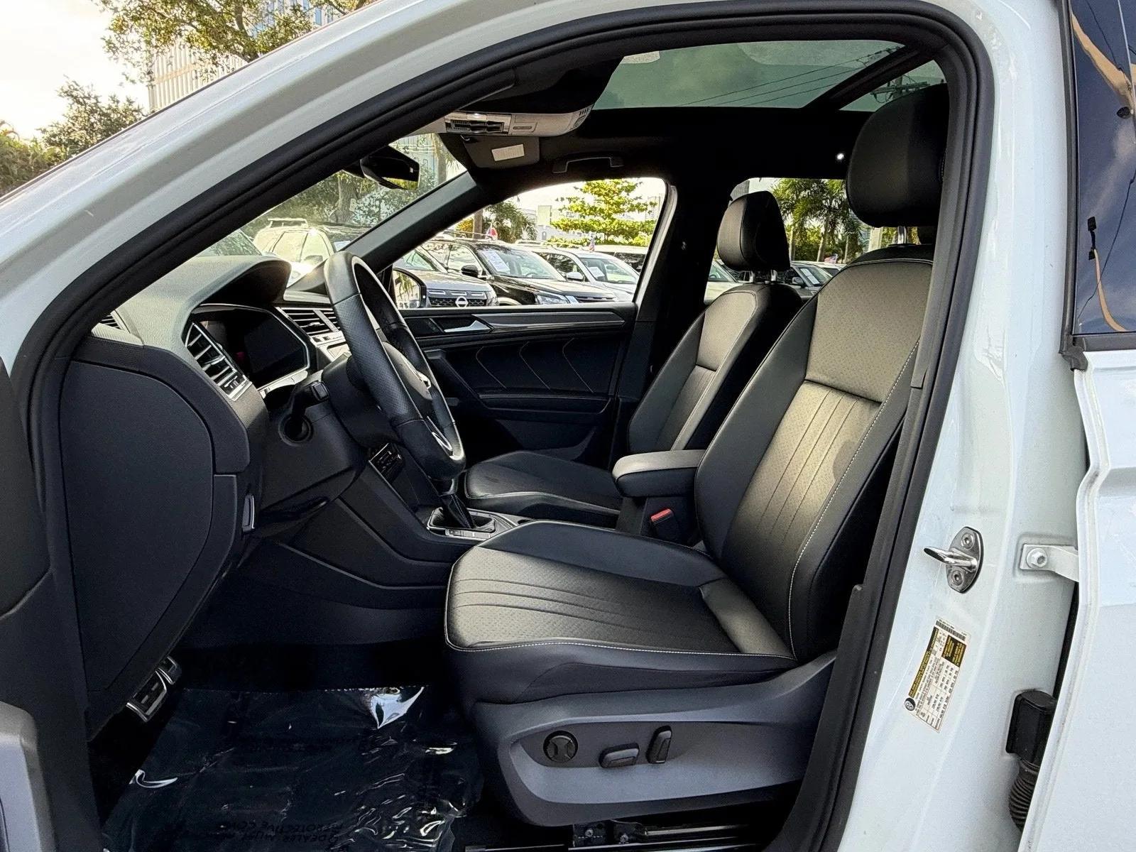 2022 Volkswagen Tiguan SE R-Line Black photo 9