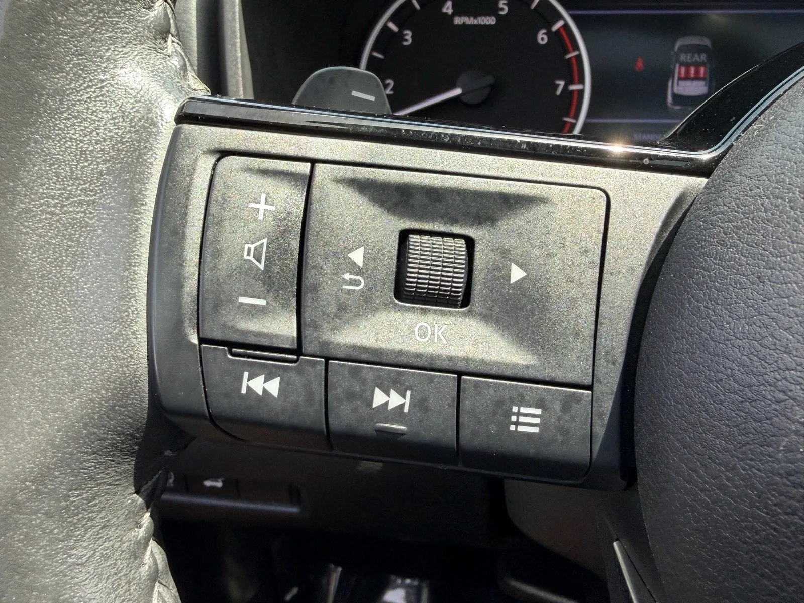2023 Nissan Rogue SV photo 28