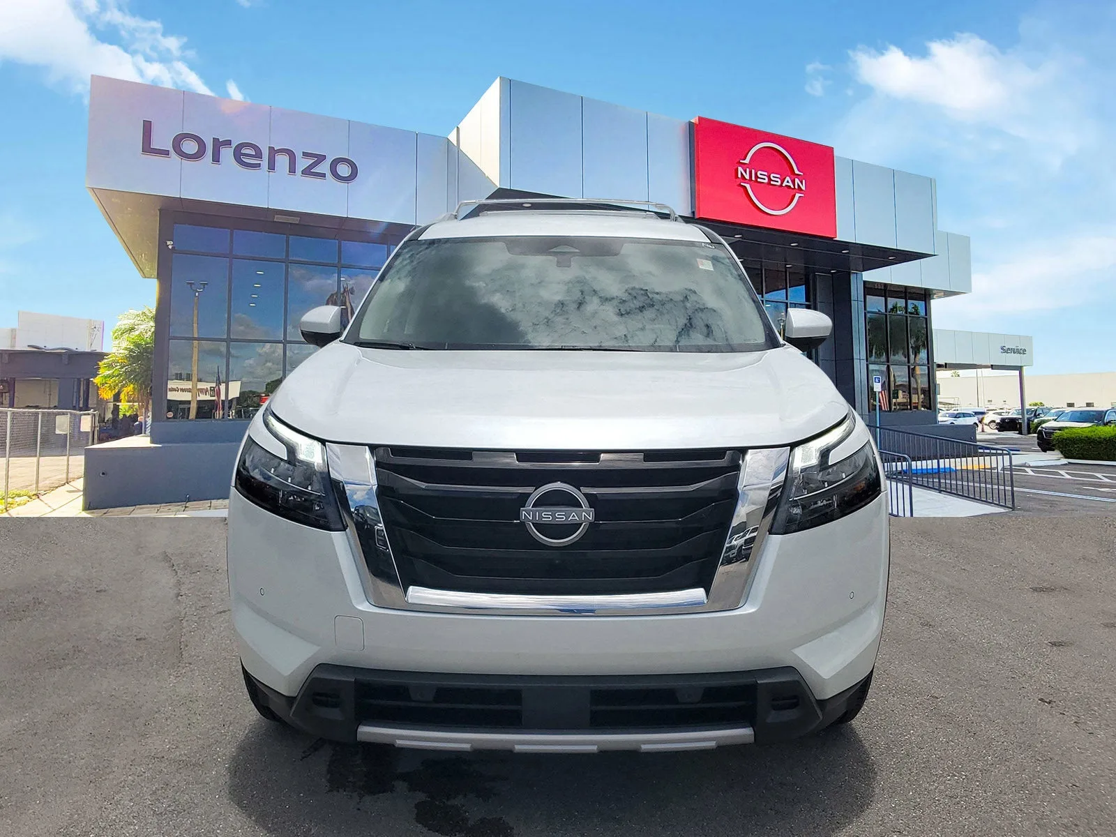 2025 Nissan Pathfinder SL photo 2