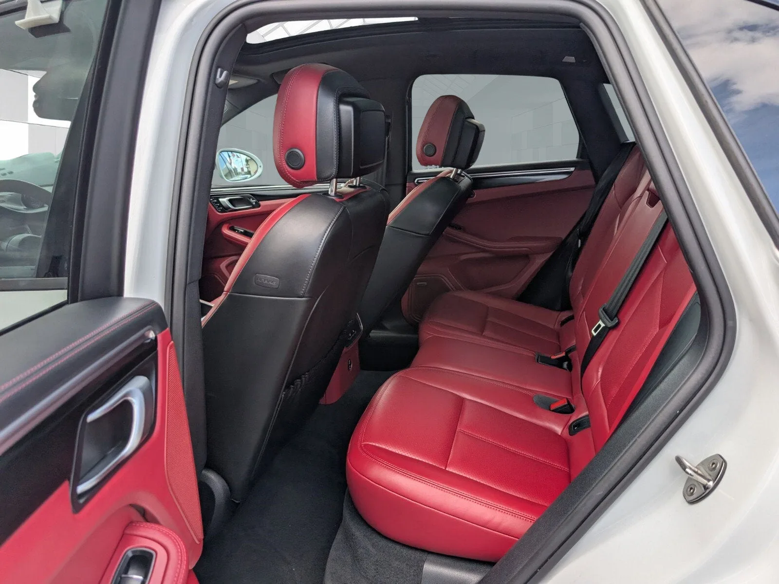 2023 Porsche Macan T photo 8
