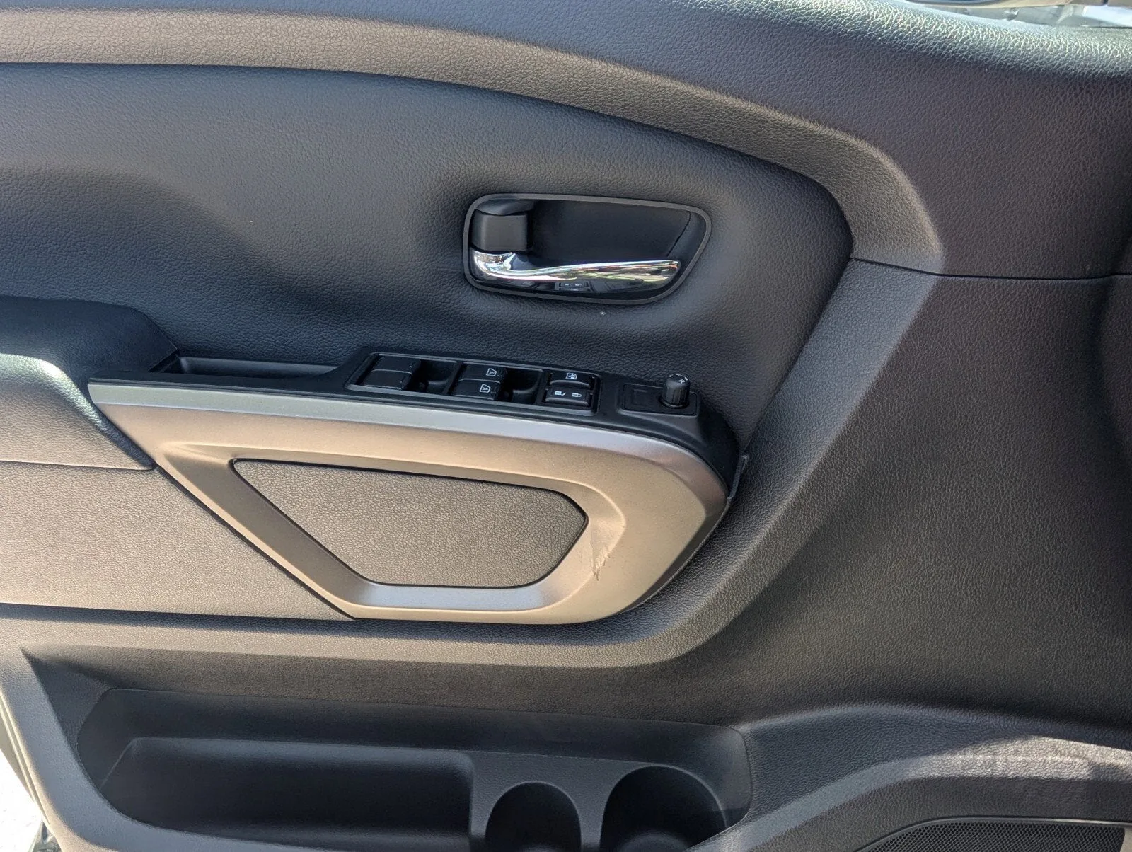 2024 Nissan Titan Crew Cab SV photo 33