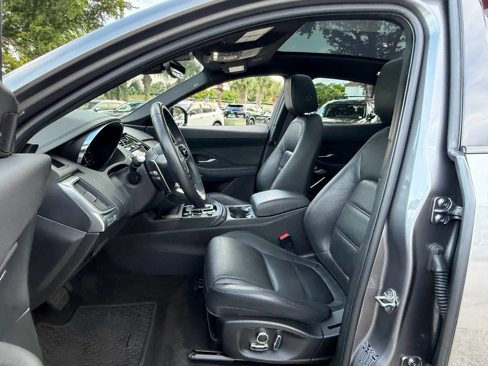 2021 Jaguar E-PACE SE photo 9