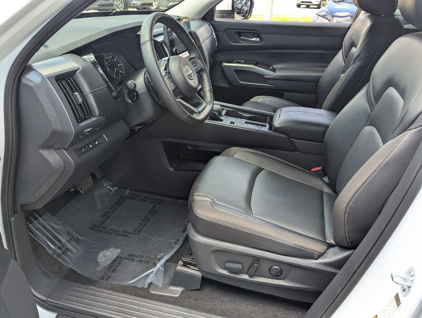 2025 Nissan Pathfinder SL photo 9