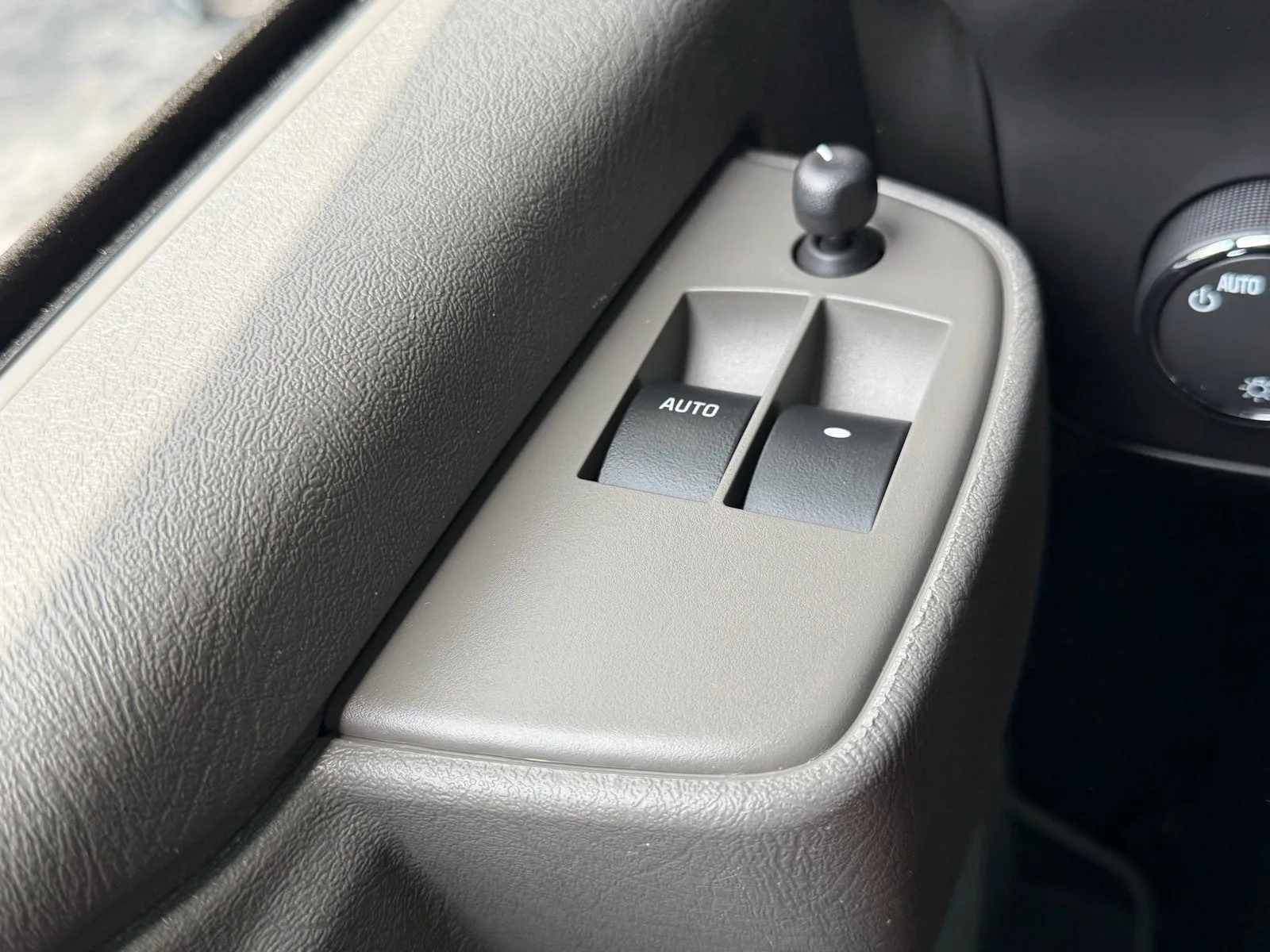 2025 Chevrolet Express Passenger LT photo 31