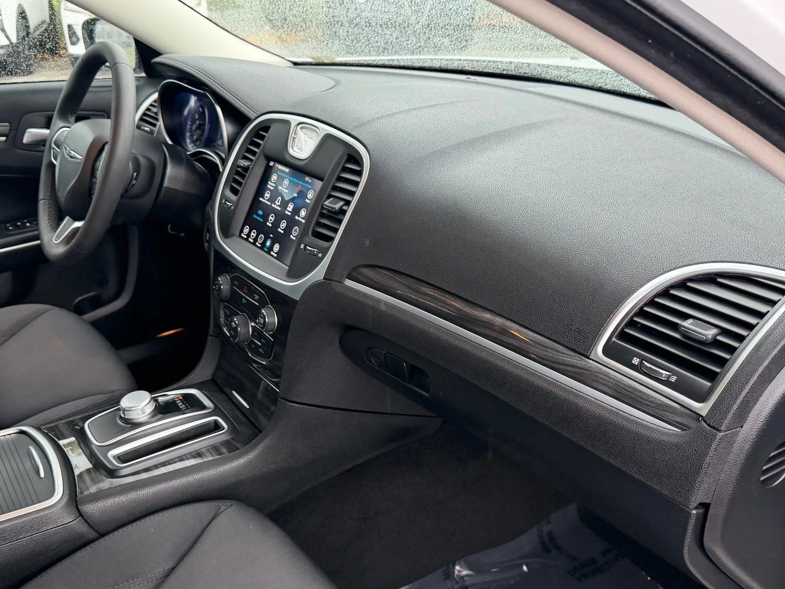 2022 Chrysler 300 Touring photo 17