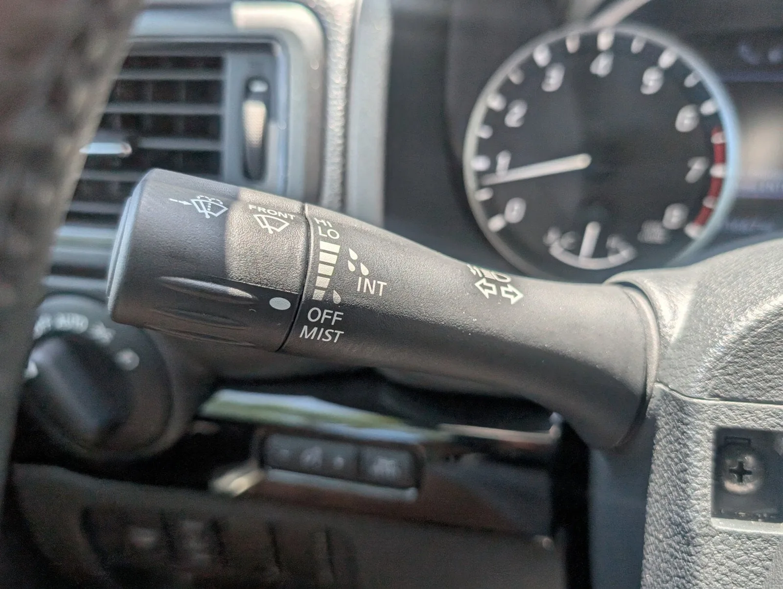 2024 Nissan Titan Crew Cab SV photo 27