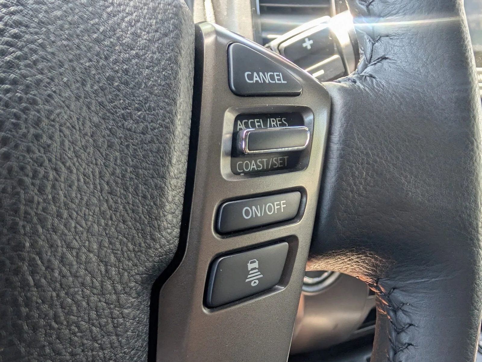 2024 Nissan Titan Crew Cab SV photo 28