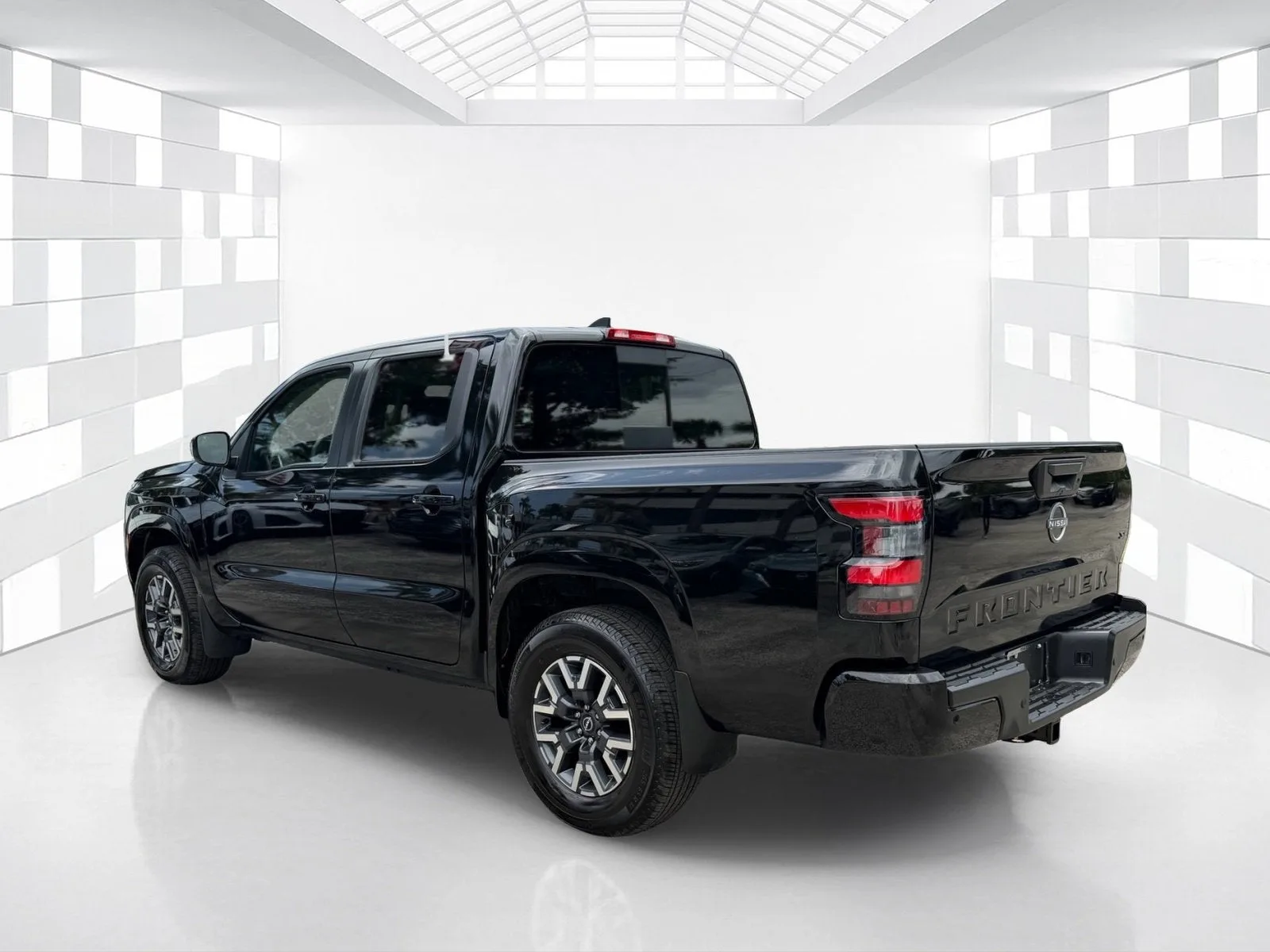 2024 Nissan Frontier Crew Cab SL photo 5