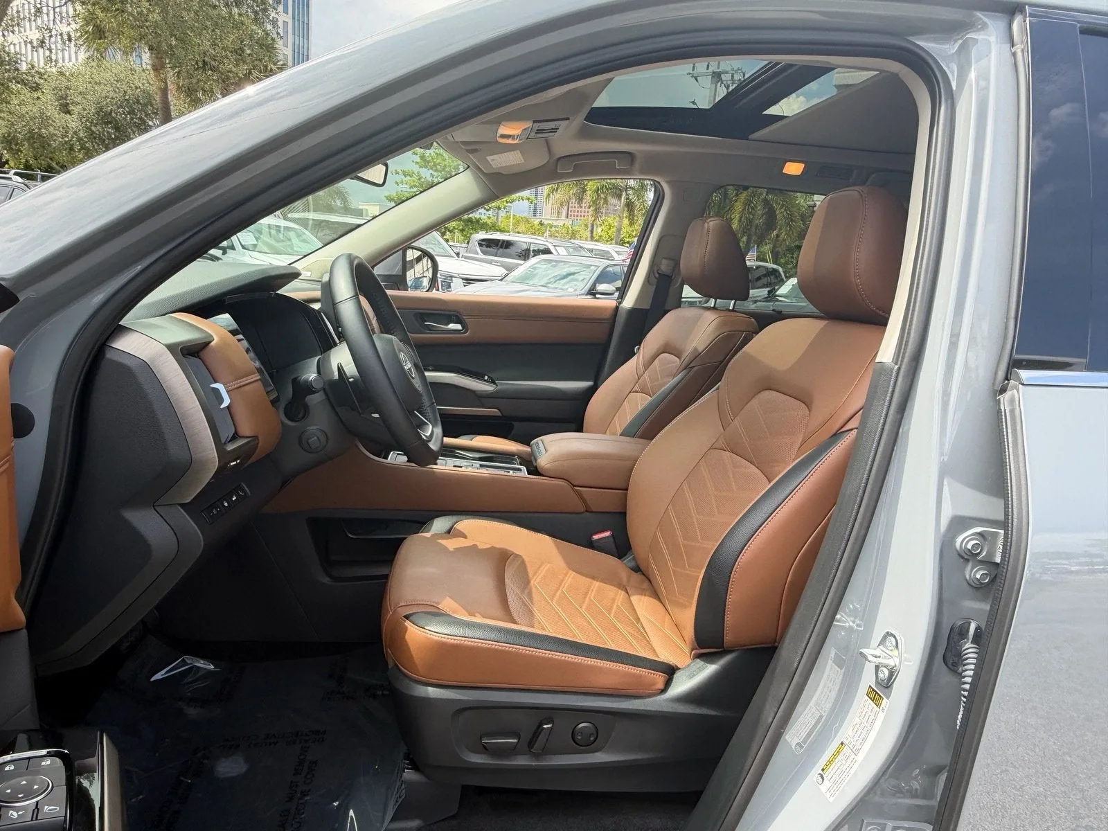 2025 Nissan Pathfinder Platinum photo 9
