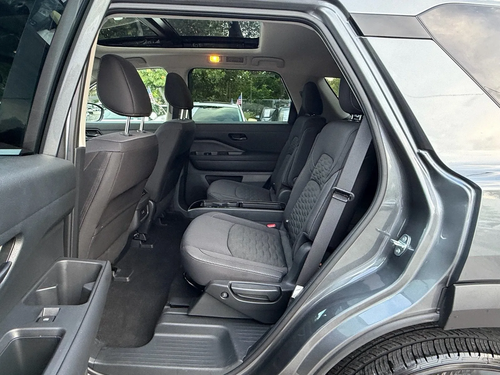 2025 Nissan Pathfinder SV photo 11