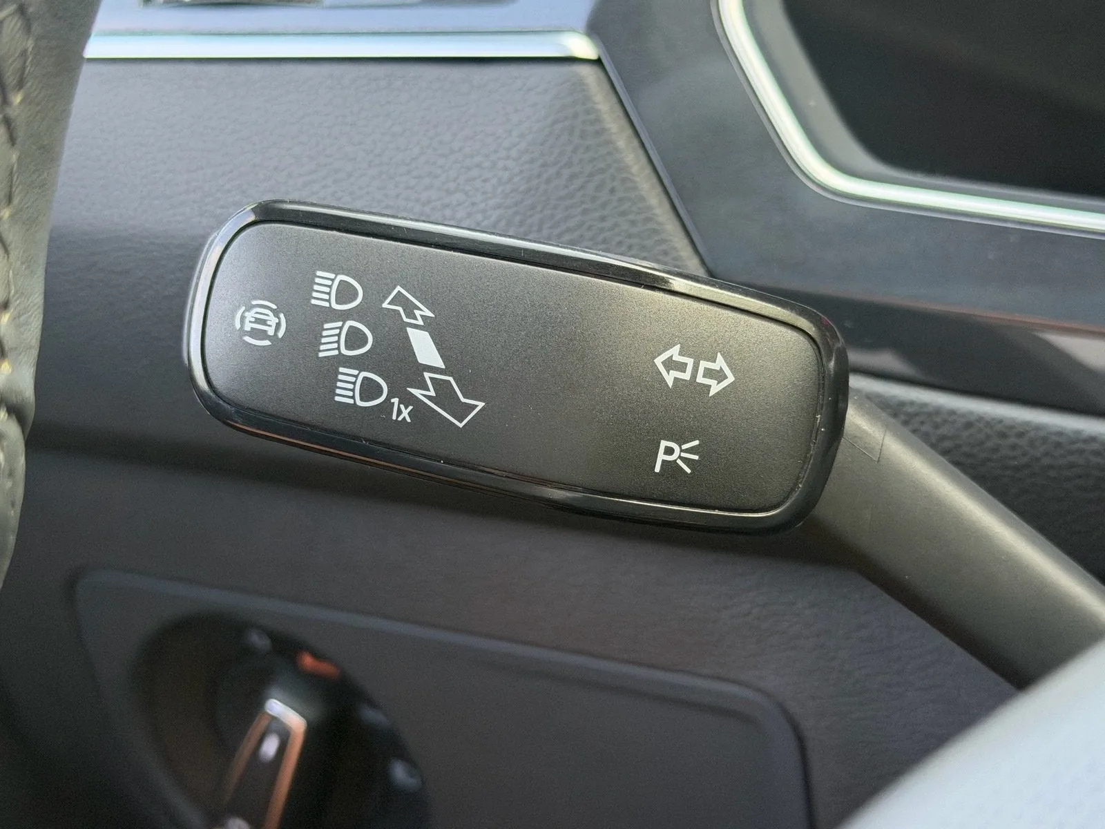 2022 Volkswagen Tiguan SE R-Line Black photo 34