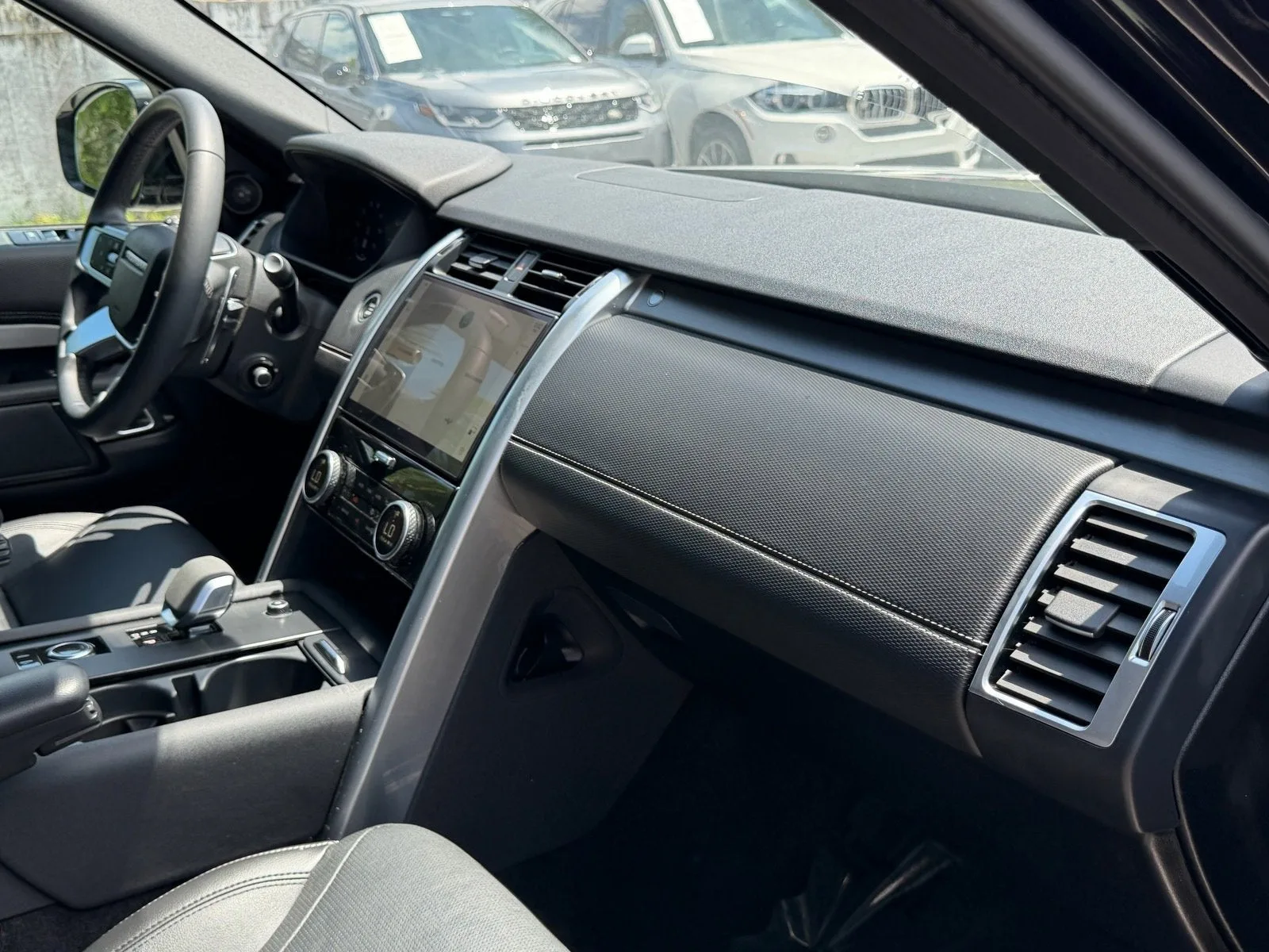 2024 Land Rover Discovery Dynamic SE photo 17